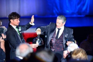 paul martell pours from adam madas magic kettle