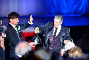 paul martell pours from adam madas magic kettle